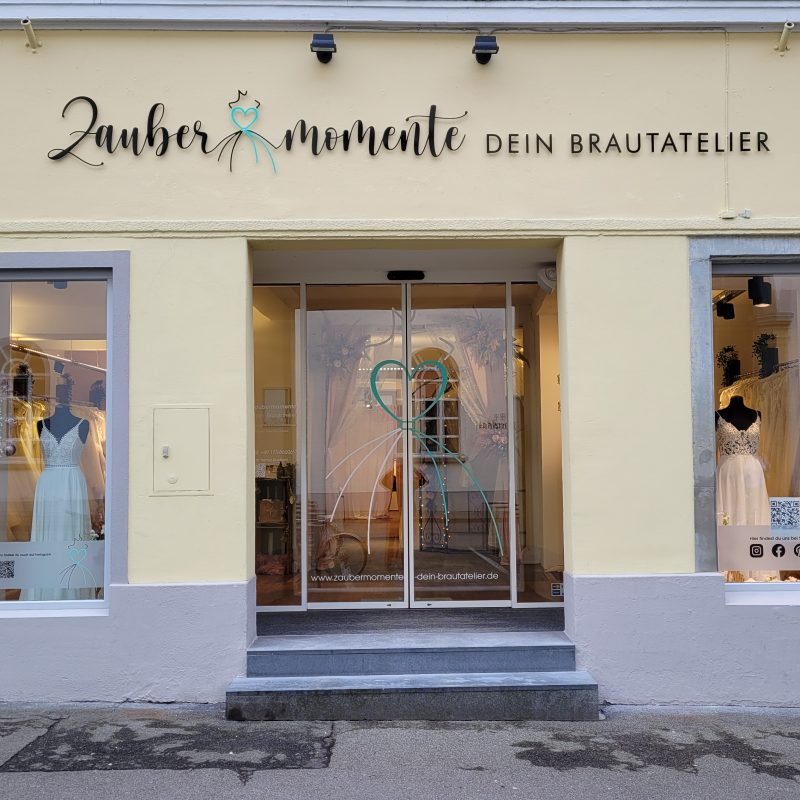 Schaufenstergestaltung mit Außenwerbung foliert