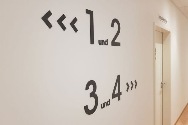 CNC Buchstaben an Wand