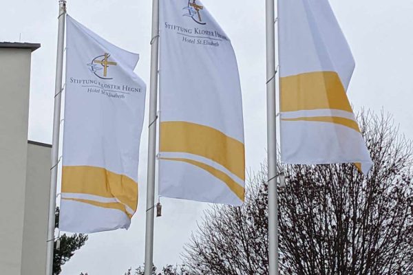 Fahnen-Masten-Banner-fuer-Hausverwaltungen