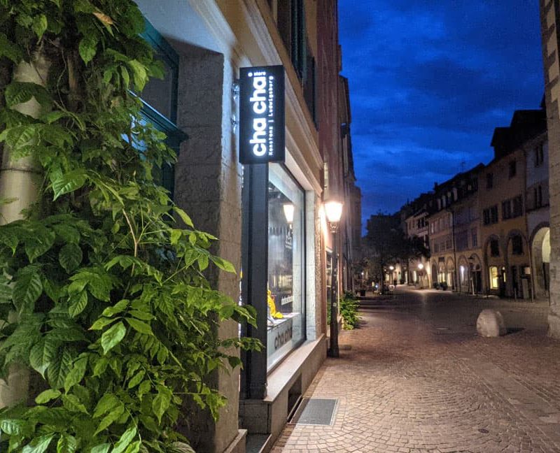 LED Ausleger an Betonfassade befestigt