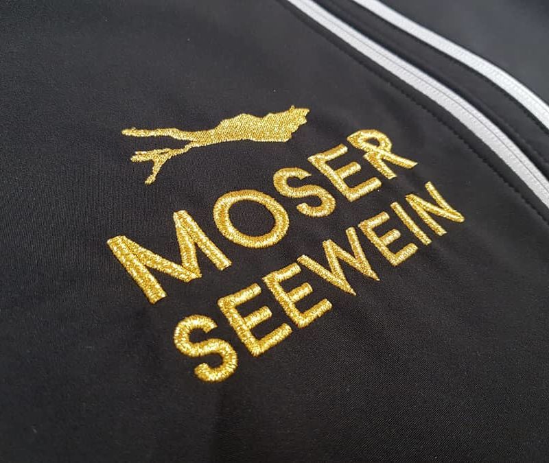 Goldene Logo Stickerei